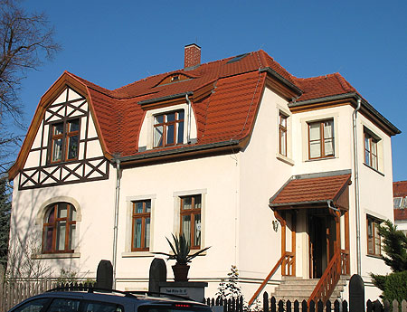 Dacheindeckung mit Biberschwanzziegel · Format 15 x 38 · rot engobiert nach Originalvorlage