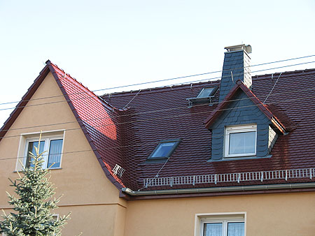 Biberschwanzdach · Format 15 x 38 · Bogenschnitt 20 x 20 bekleidet · Edelengobe maron mit deutsch eingebundener Biberschwanzkehle und Wand- und Schonsteinflächen mit Naturschiefer