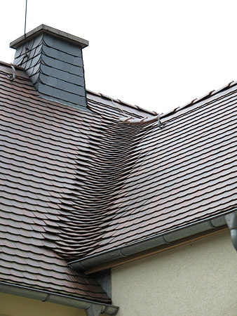 Dachumdeckung · Biberschwanzziegel · Format 15 x 38 · Engobe rustikal · deutsch eingebundene Kehle und Schornstein mit Naturschiefer 20 x 20 bekleidet