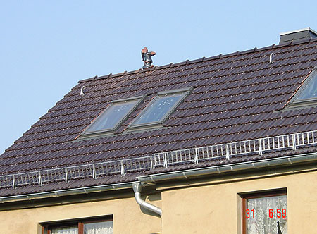 Dachumdeckung &middot; Muldenfalzziegel E 20 &middot; altschwarz engobiert mit Dachschmuck