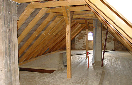 Zugerichteter und aufgestellter Dachstuhl auf altem Geb&auml;ude, einschlie&szlig;lich neuem Dielenboden