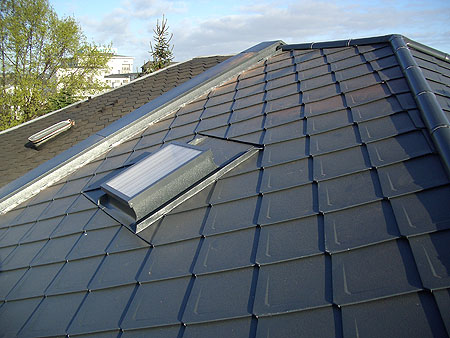 Prefa &middot; Falzschablone, Anthazit, Stucco &middot; Dachfl&auml;che mit Fenster