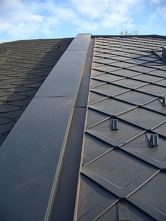 Prefa &middot; Falzschablone, Anthazit, Stucco &middot; Dachfl&auml;che mit Anschlu&szlig; an Brandmauer