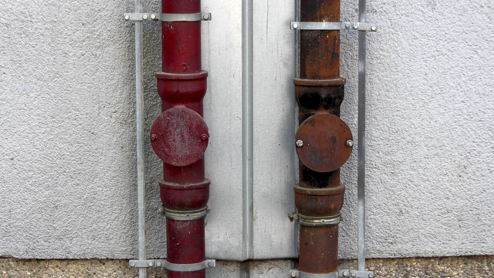 Blitzschutzanlagen Blitzschutzanlage neben alten gusseisernen Fallrohren