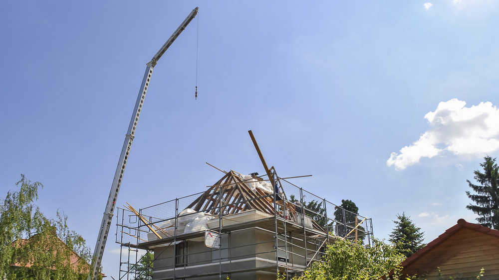 Kranleistungen Mobilkran im Einsatz beim Dachstuhlbau